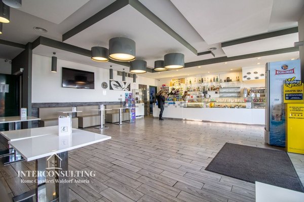 negozio in vendita a Roma in zona Isola Farnese