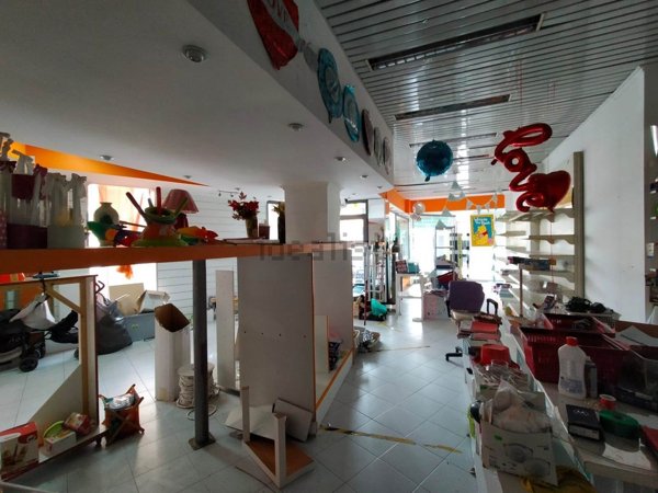 locale commerciale in vendita a Roma in zona Torre Maura