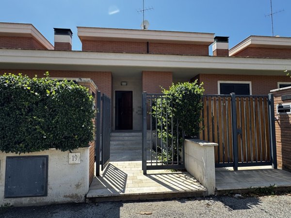 casa indipendente in vendita a Roma in zona Lunghezza