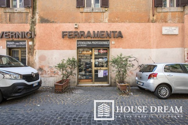 locale commerciale in vendita a Roma in zona Trastevere
