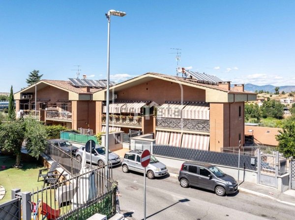 appartamento in vendita a Roma in zona Lunghezza