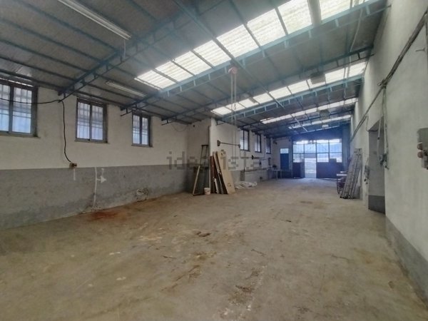 capannone in vendita a Roma in zona Finocchio