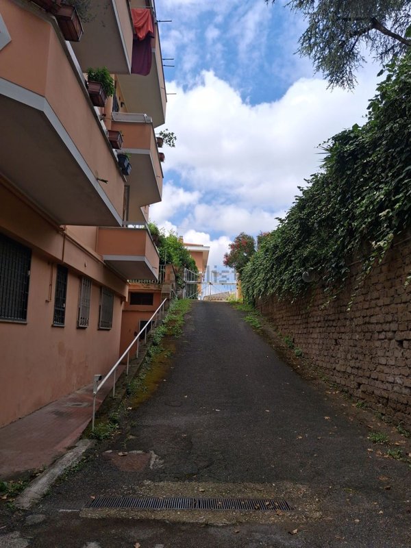 locale di sgombero in vendita a Roma in zona Casal Morena