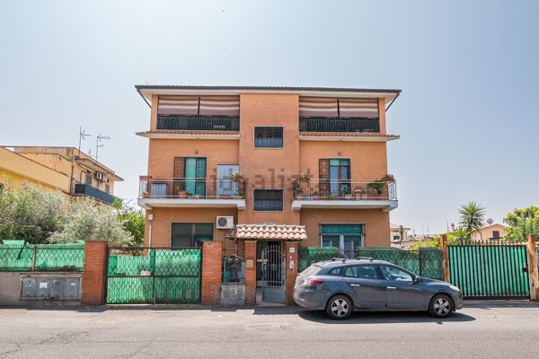 appartamento in vendita a Roma in zona Giardini di Corcolle