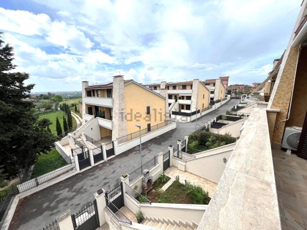appartamento in vendita a Roma in zona Valle Muricana
