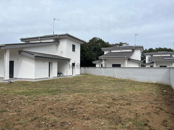 casa indipendente in vendita a Roma in zona Valle Santa