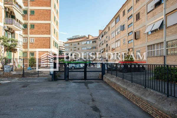 appartamento in vendita a Roma in zona Torre Spaccata