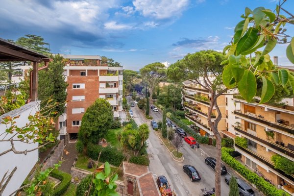 appartamento in vendita a Roma in zona Tomba di Nerone