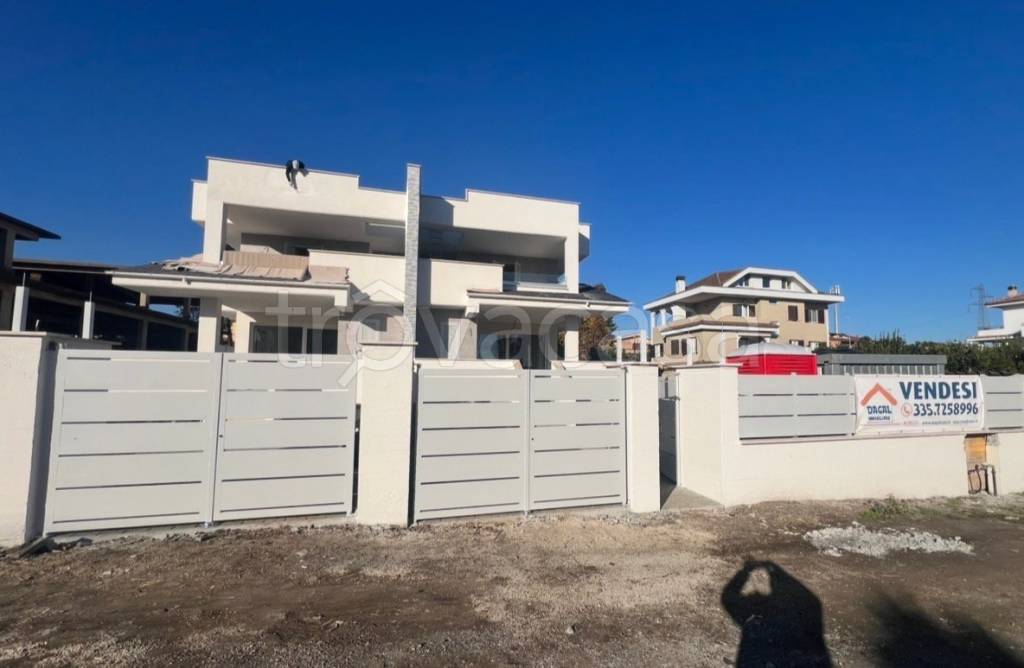 casa indipendente in vendita a Roma in zona Selva Candida