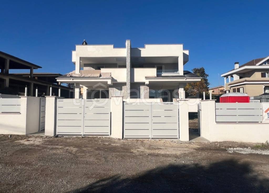 casa indipendente in vendita a Roma in zona Selva Candida