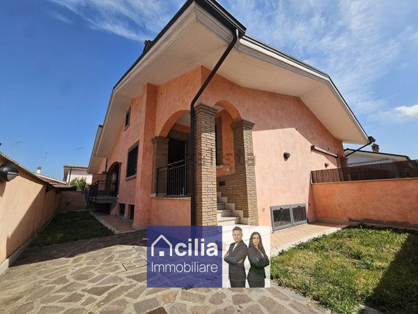 pentavano in vendita a Roma in zona Acilia