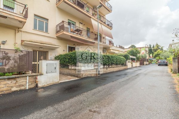 appartamento in vendita a Roma in zona Torrione Cerquetta