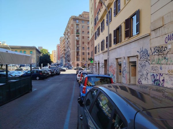 locale commerciale in vendita a Roma in zona Tuscolano