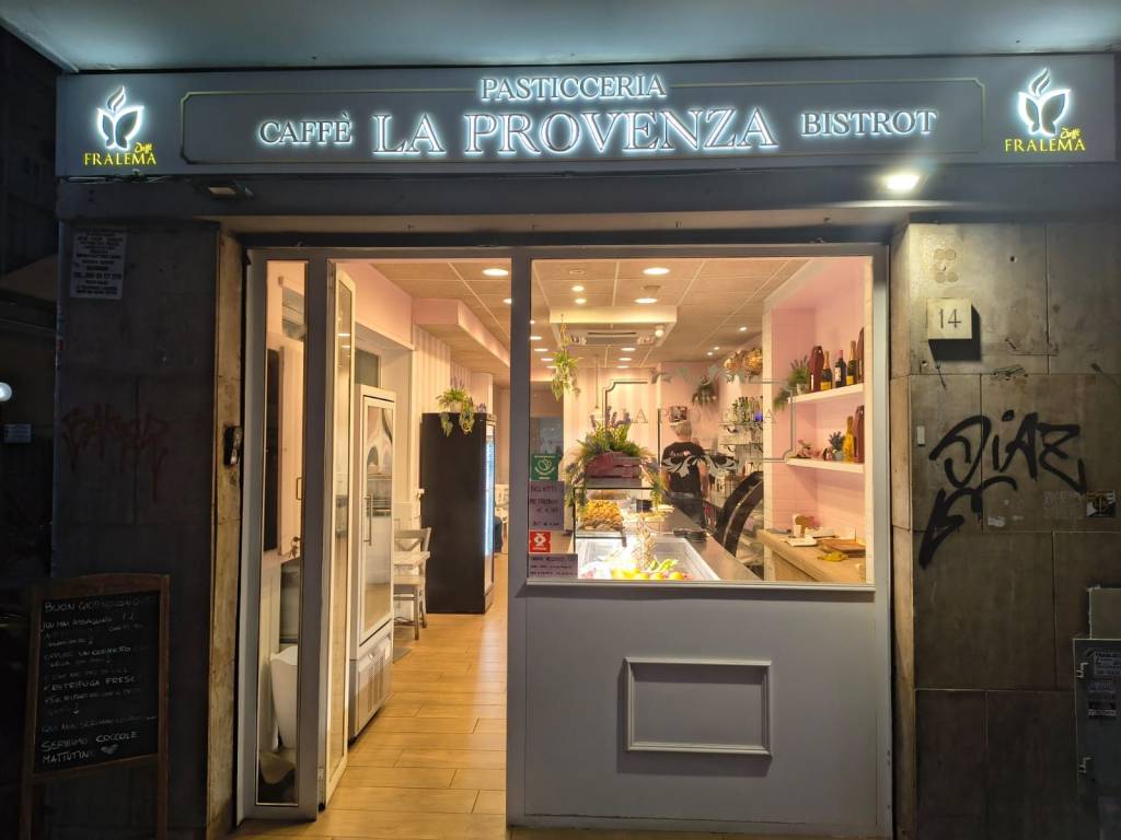negozio in vendita a Roma in zona Appio Claudio