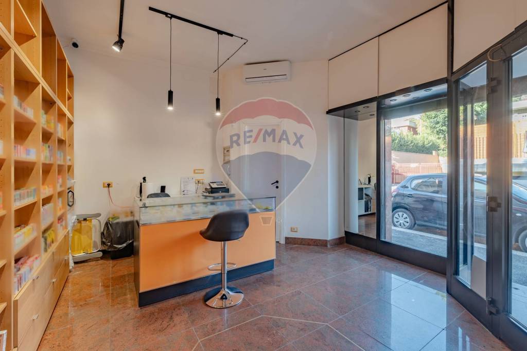 negozio in vendita a Roma in zona La Pisana