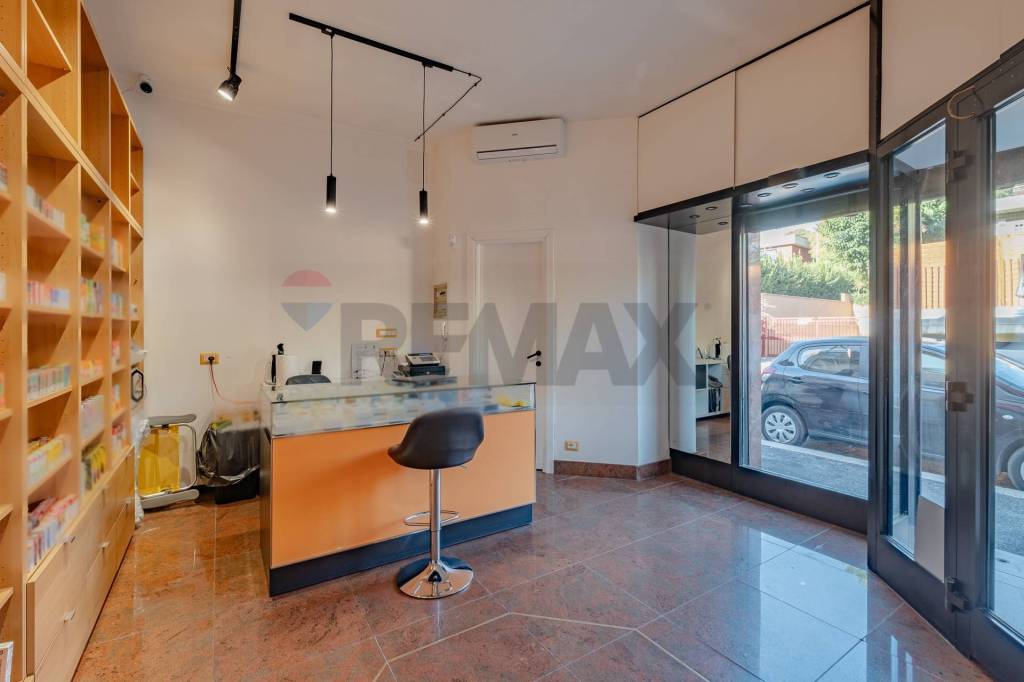 negozio in vendita a Roma in zona La Pisana