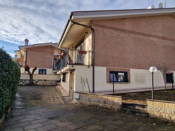 casa indipendente in vendita a Roma in zona Romanina