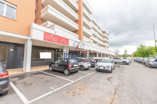 negozio in vendita a Roma in zona Romanina