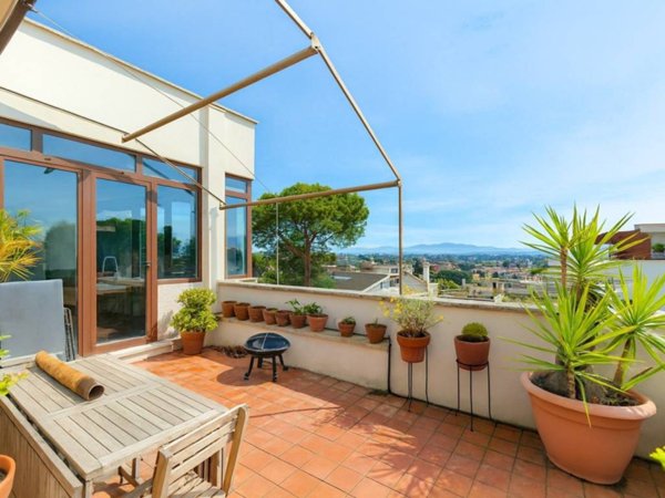 appartamento in vendita a Roma in zona Tomba di Nerone