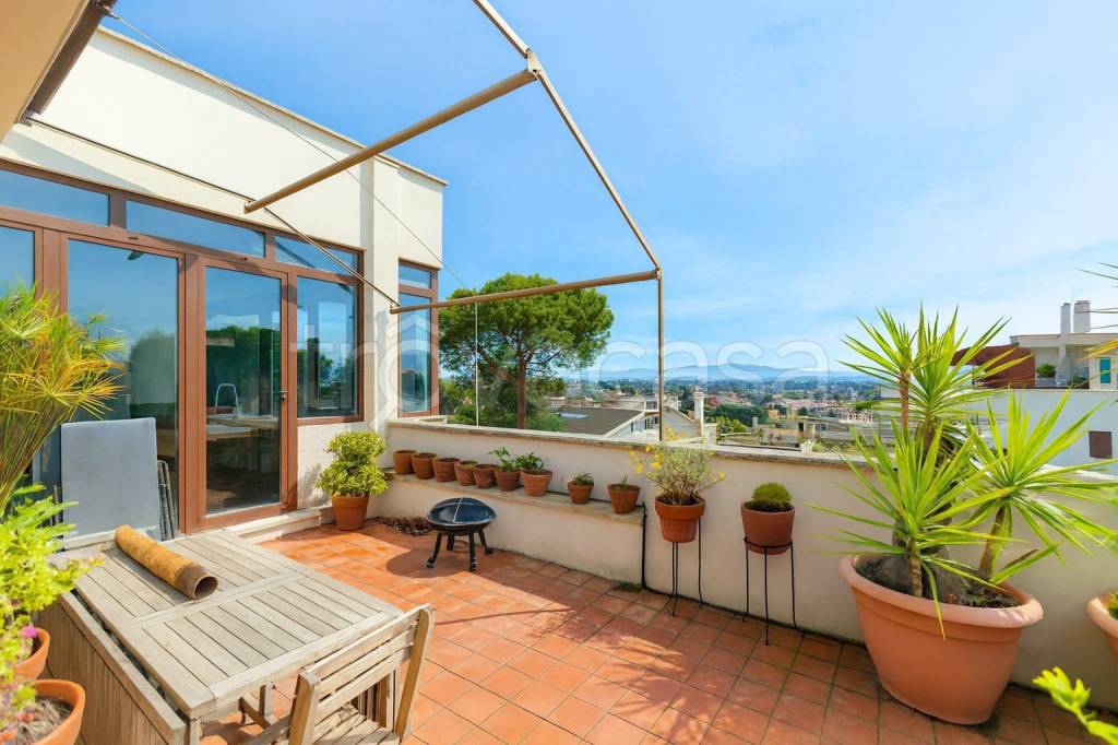 appartamento in vendita a Roma in zona Tomba di Nerone