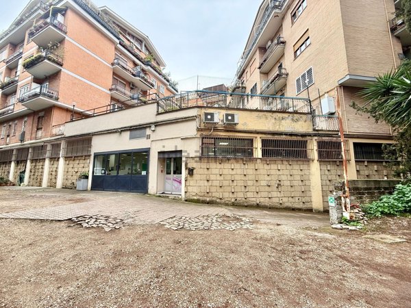 locale commerciale in vendita a Roma in zona Ostiense