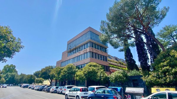ufficio in vendita a Roma in zona Tuscolano