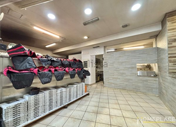 locale commerciale in vendita a Roma in zona Tuscolano