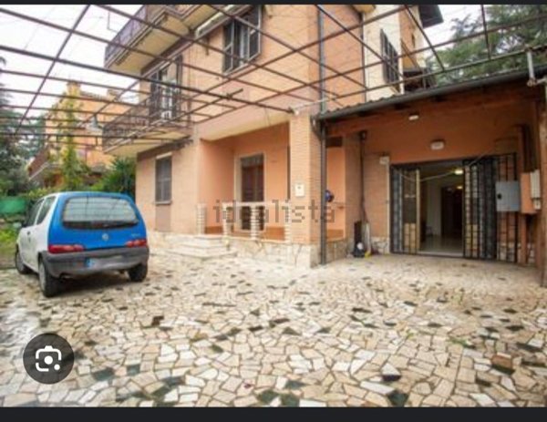 appartamento in vendita a Roma in zona Torre Angela