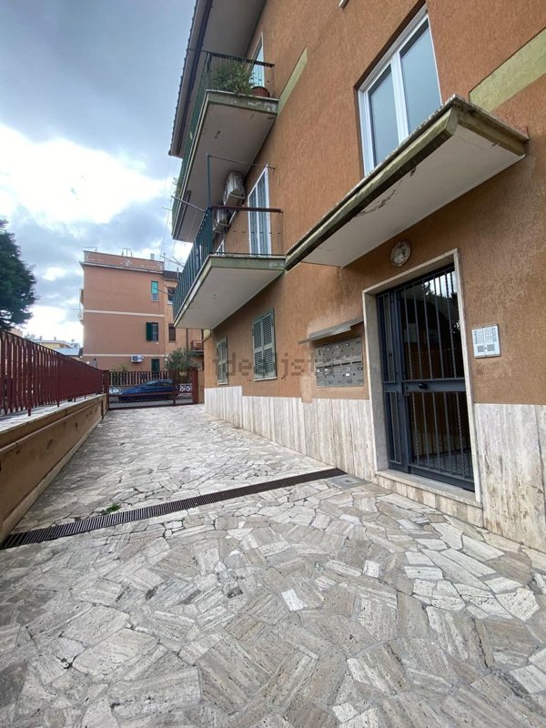 appartamento in vendita a Roma in zona Torre Angela