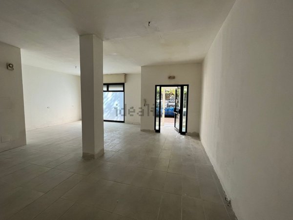 locale commerciale in vendita a Roma in zona Giuliano Dalmata