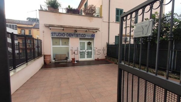negozio in vendita a Roma in zona Appio Pignatelli