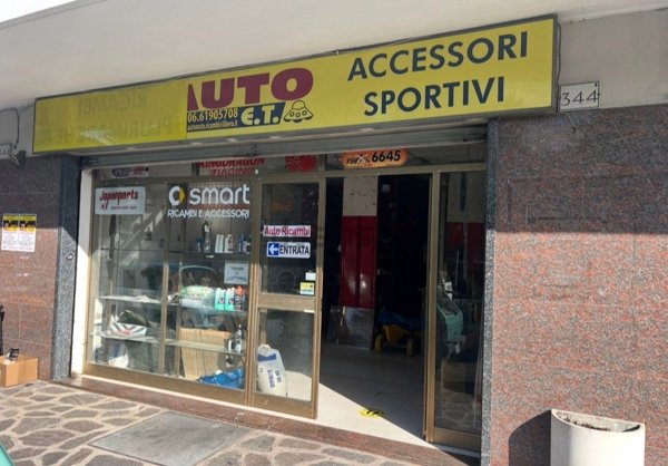 locale commerciale in vendita a Roma in zona Pantan Monastero