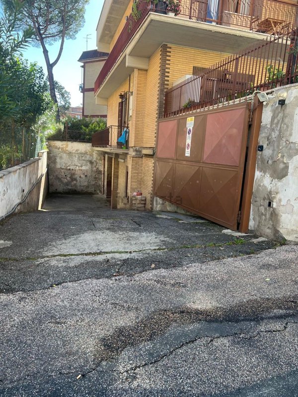 ufficio in vendita a Roma in zona Tomba di Nerone