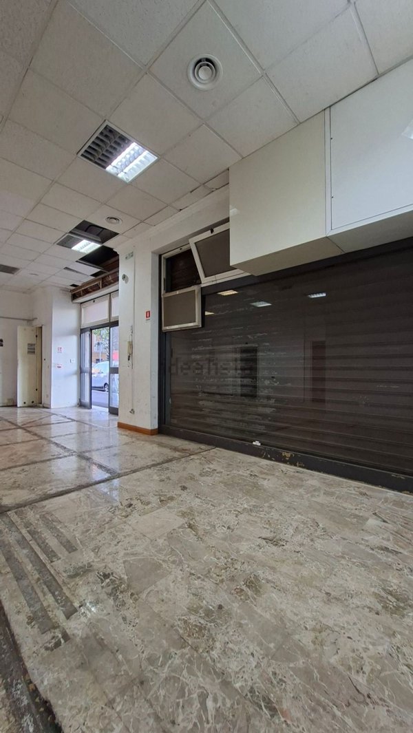 locale commerciale in vendita a Roma in zona Portuense