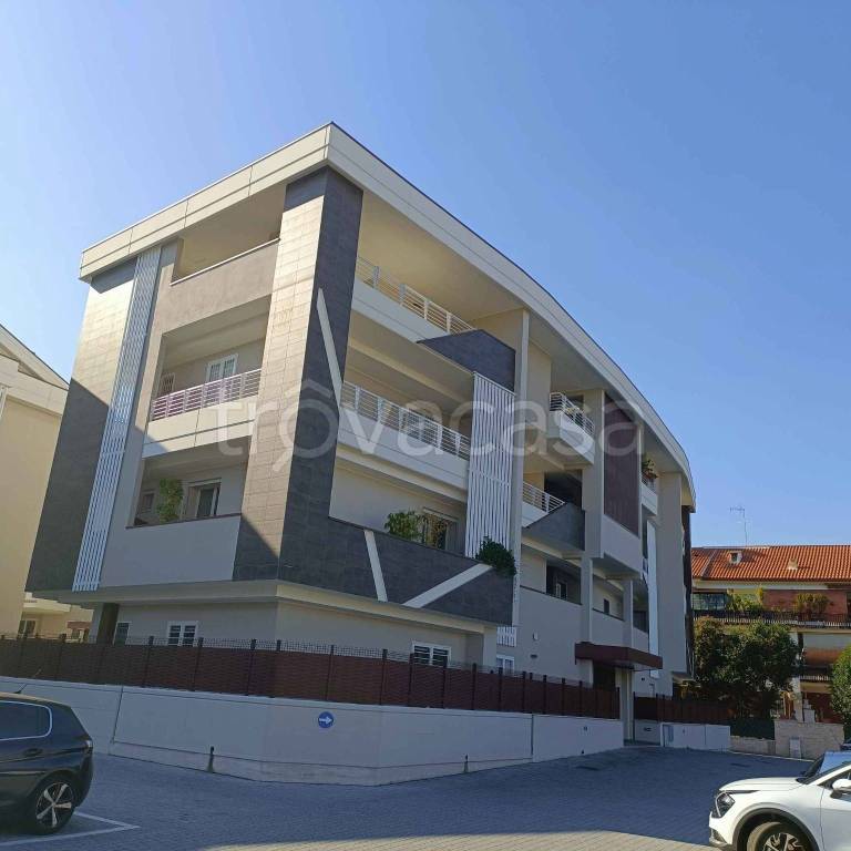 appartamento in vendita a Roma in zona Torre Gaia