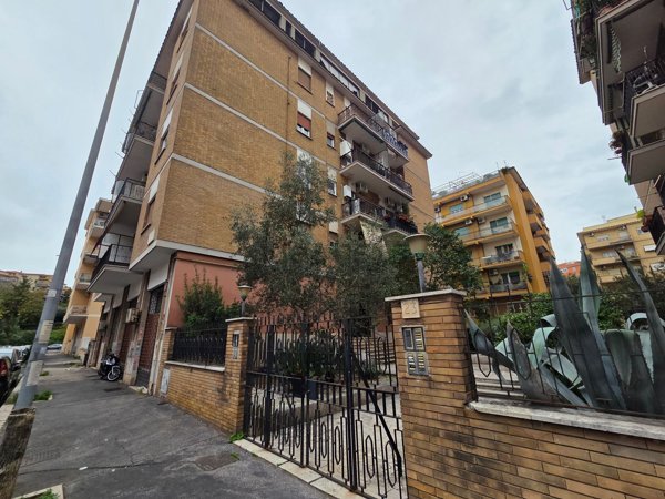 ufficio in vendita a Roma in zona Portuense