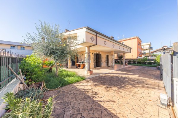 casa indipendente in vendita a Roma in zona Lunghezza