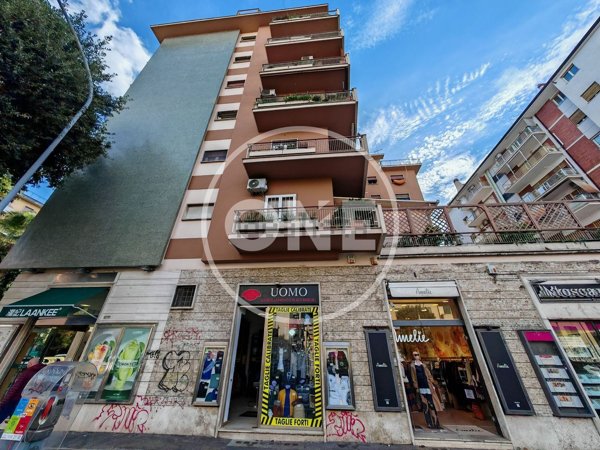 negozio in vendita a Roma in zona Appio Claudio