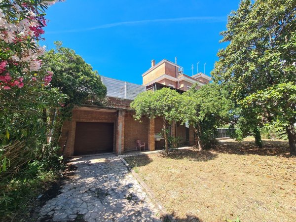 casa semindipendente in vendita a Roma in zona Ostia