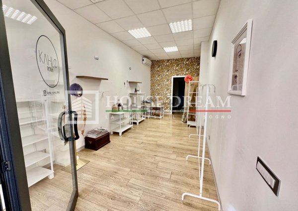 locale commerciale in vendita a Roma in zona Appio Claudio