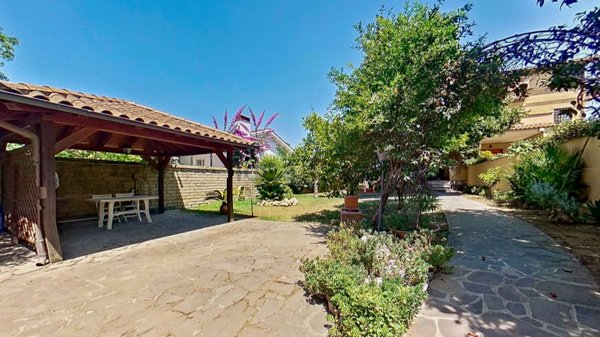 casa indipendente in vendita a Roma in zona Infernetto