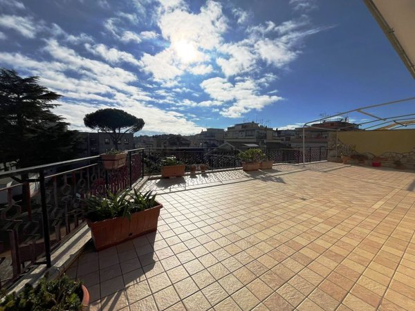 appartamento in vendita a Roma in zona Tomba di Nerone