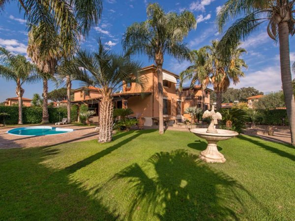 casa indipendente in vendita a Roma in zona Celio