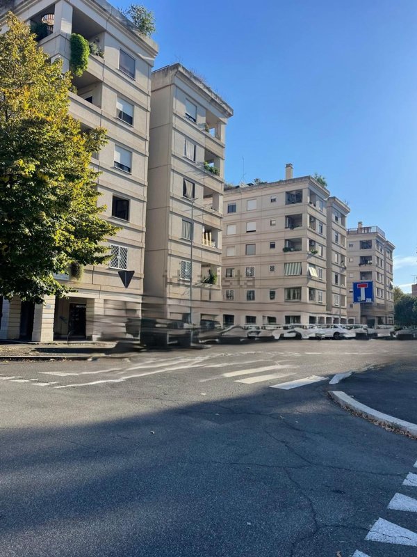 locale commerciale in vendita a Roma in zona Torrino