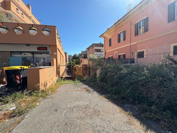 locale commerciale in vendita a Roma in zona Tor Vergata/Torrenova