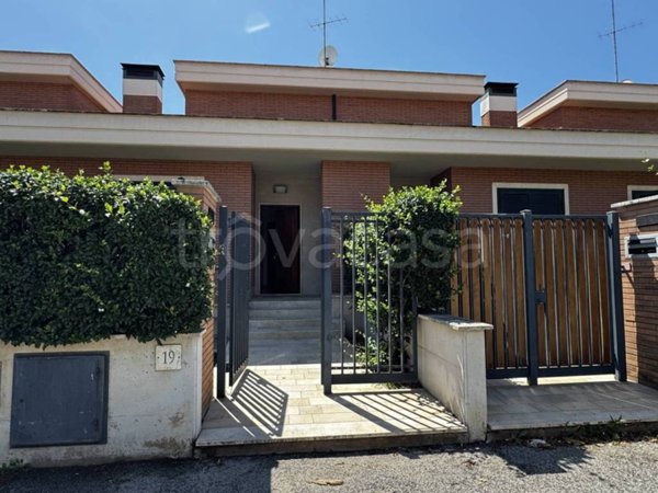 casa indipendente in vendita a Roma in zona Lunghezza