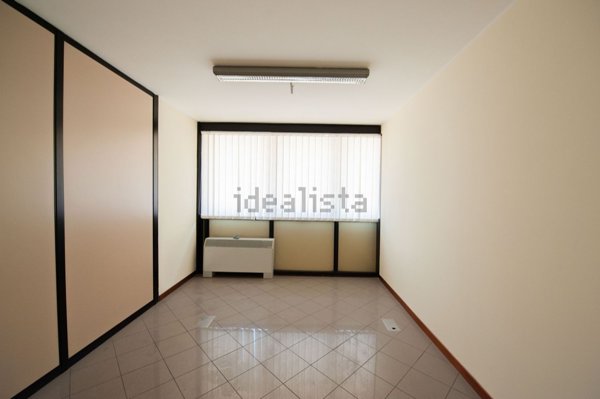 ufficio in vendita a Roma in zona Cinecittà