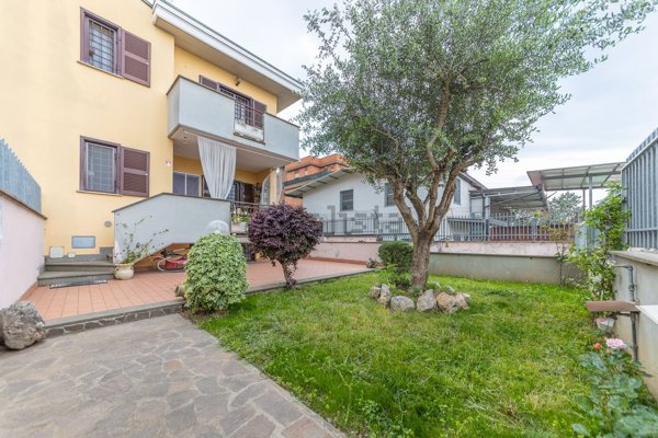 casa indipendente in vendita a Roma in zona Torre Angela