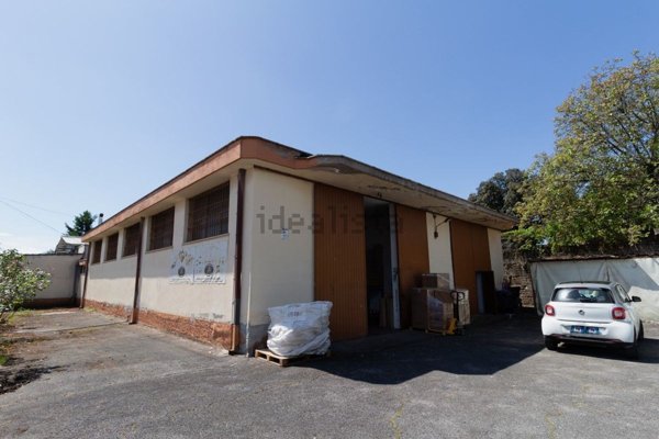 capannone in vendita a Roma in zona Finocchio