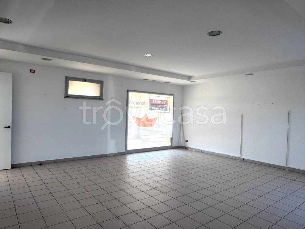 negozio in vendita a Roma in zona Ostia